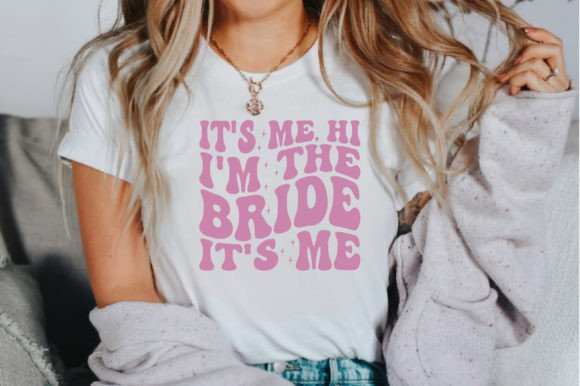 Custom bachelorette party shirt with "It's Me, Hi I'm the Bride" text in pink, ideal for brides-to-be.